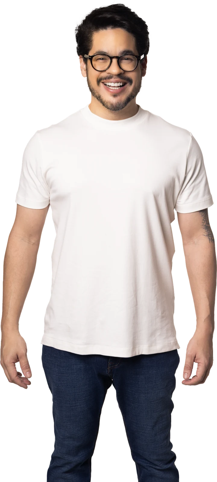 Leo Souza sorrindo, de camiseta branca
