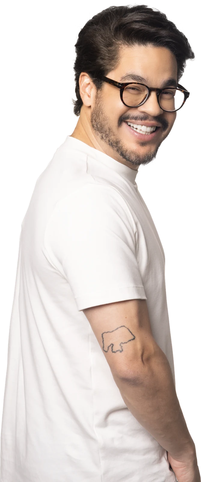 Leo Souza de perfil, sorrindo